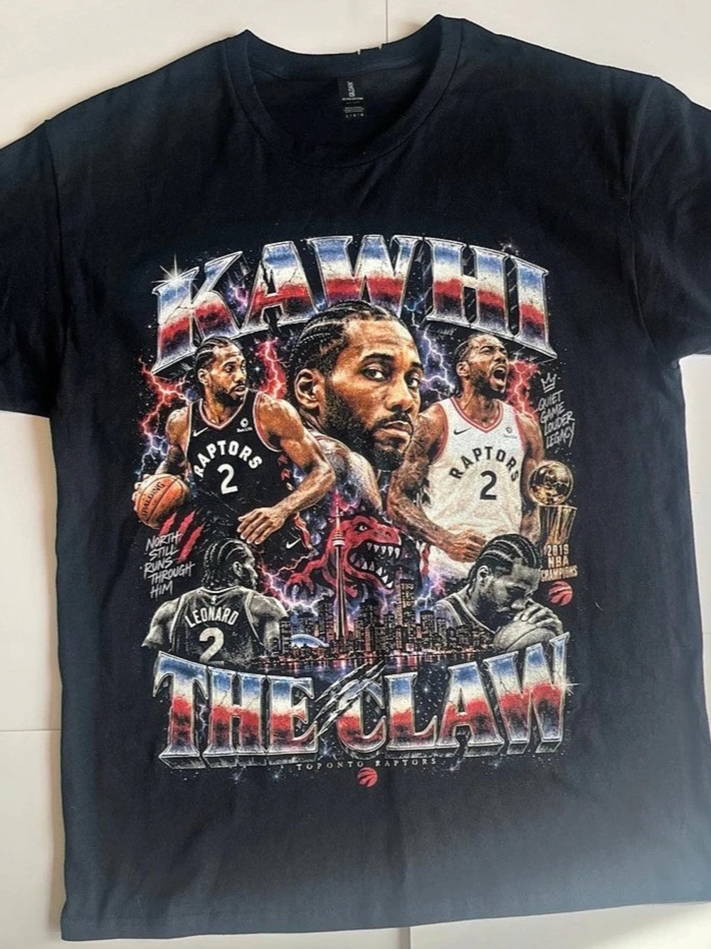 Kawhi Leonard The Claw Toronto Raptors Graphic Tee Gildan - Mens Large